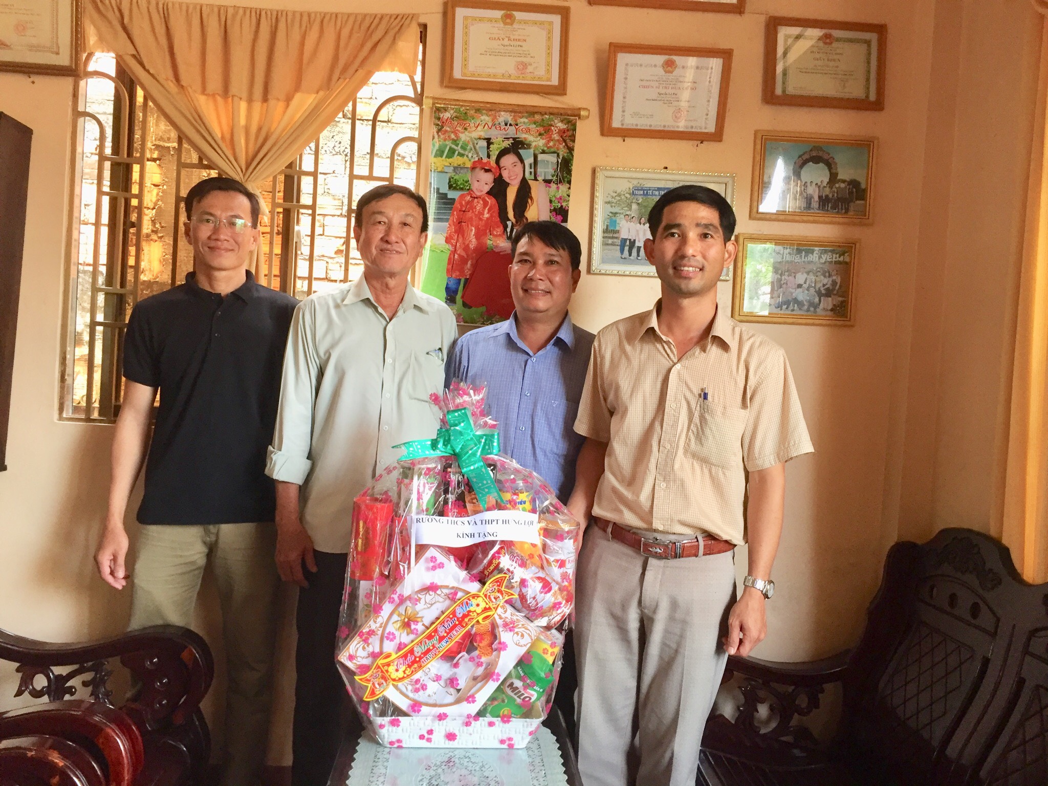 Trường THCS và THPT Hưng Lợi thăm hỏi và chúc Tết cán bộ, giáo viên nghỉ hưu nhân dịp Tết Quý Mão 2023