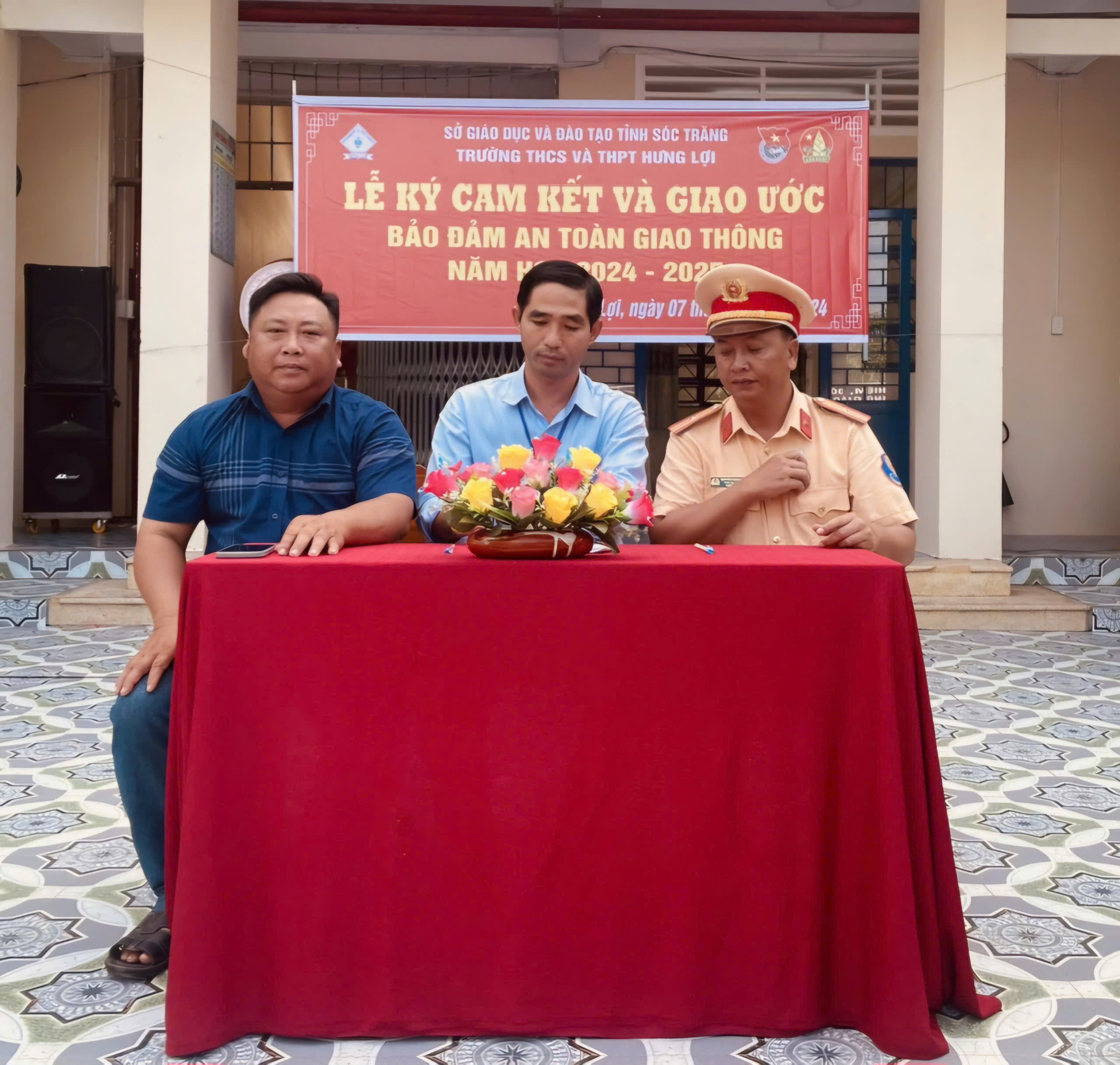 LỄ KÝ CAM KẾT VÀ GIAO ƯỚC BẢO ĐẢM AN TOÀN GIAO THÔNG NĂM HỌC 2024-2025