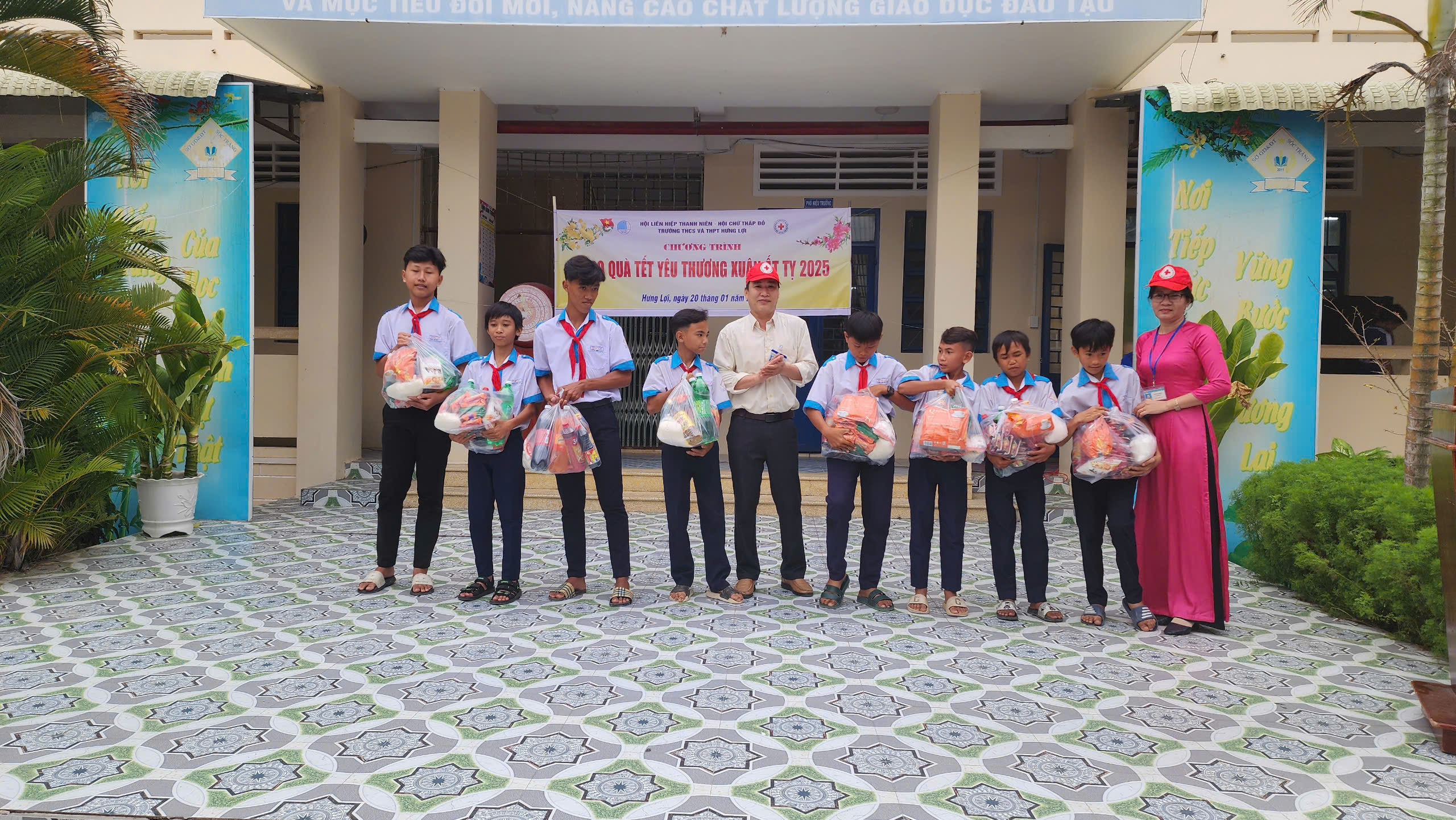 Trao quà TẾT NHÂN ÁI cho các em học sinh