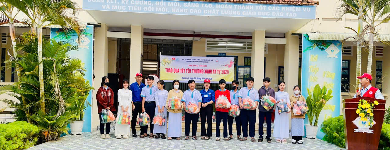 TRƯỜNG THCS VÀ THPT HƯNG LỢI THỰC HIỆN PHONG TRÀO TẾT NHÂN ÁI VÀ TRAO QUÀ TẾT CHO HỌC SINH CÓ HOÀN CẢNH KHÓ KHĂN