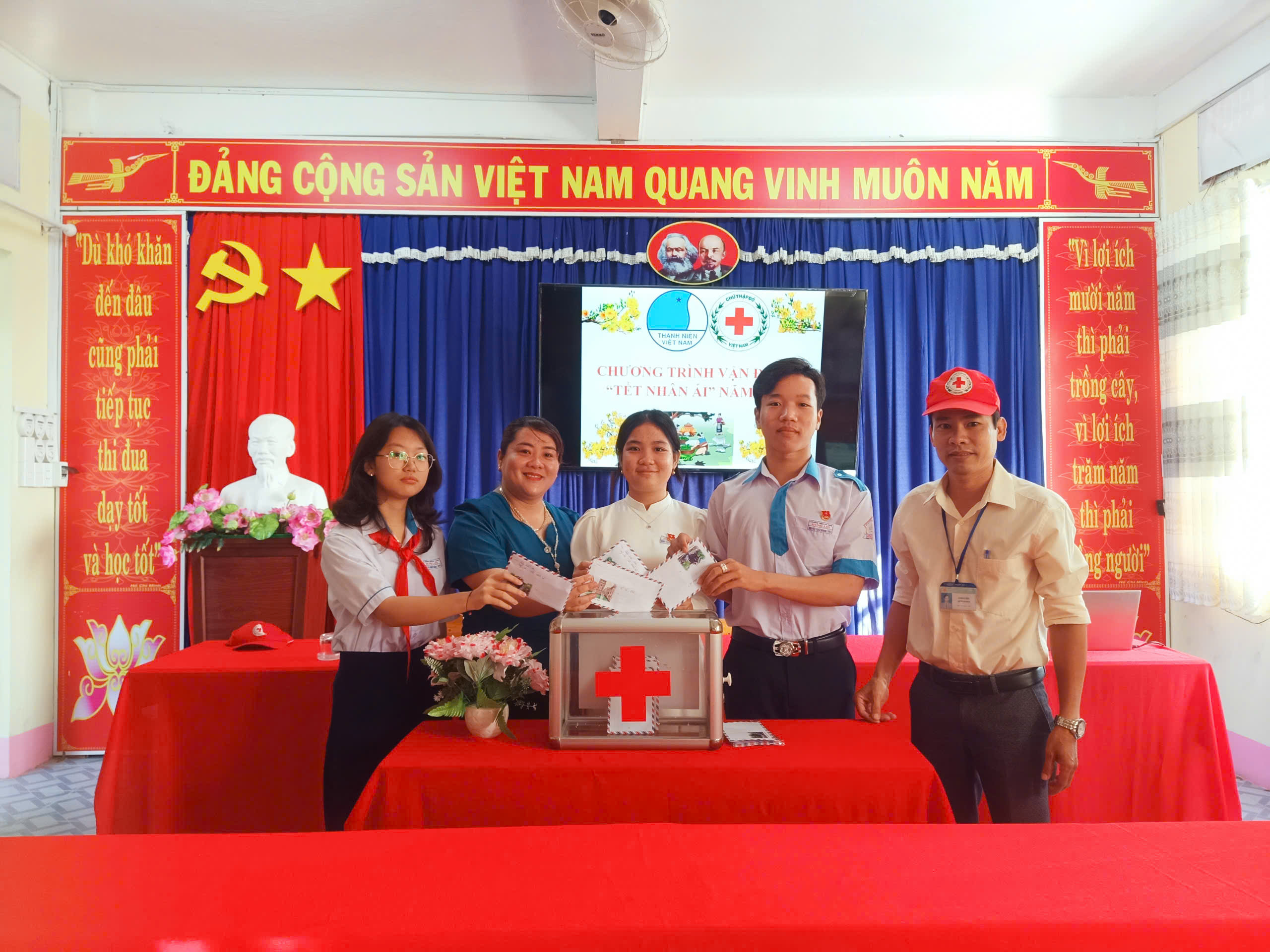 Thầy cô và các em học sinh ủng hộ quỹ phong trào TẾT NHÂN ÁI
