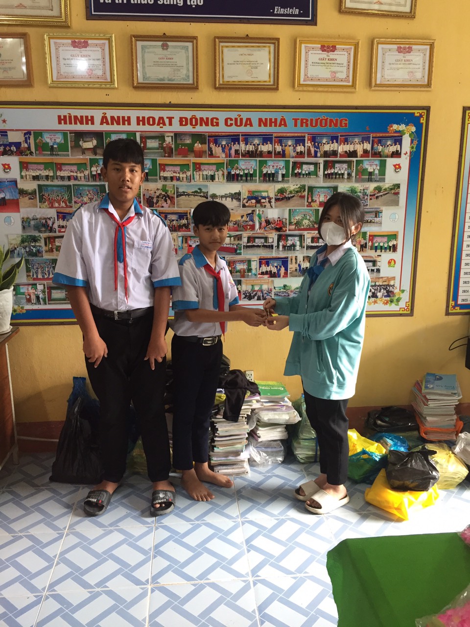 Gương sáng "Nhặt của rơi trả lại người mất" - Học tập theo Bác đức tính cao quý!
