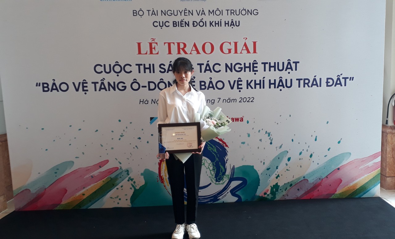 Em Phùng Ngọc Hân - HS lớp 12A1 đạt Giải Nhì toàn quốc tại Cuộc thi sáng tác nghệ thuật "Bảo vệ tầng ô-dôn để bảo vệ khí hậu trái đất"