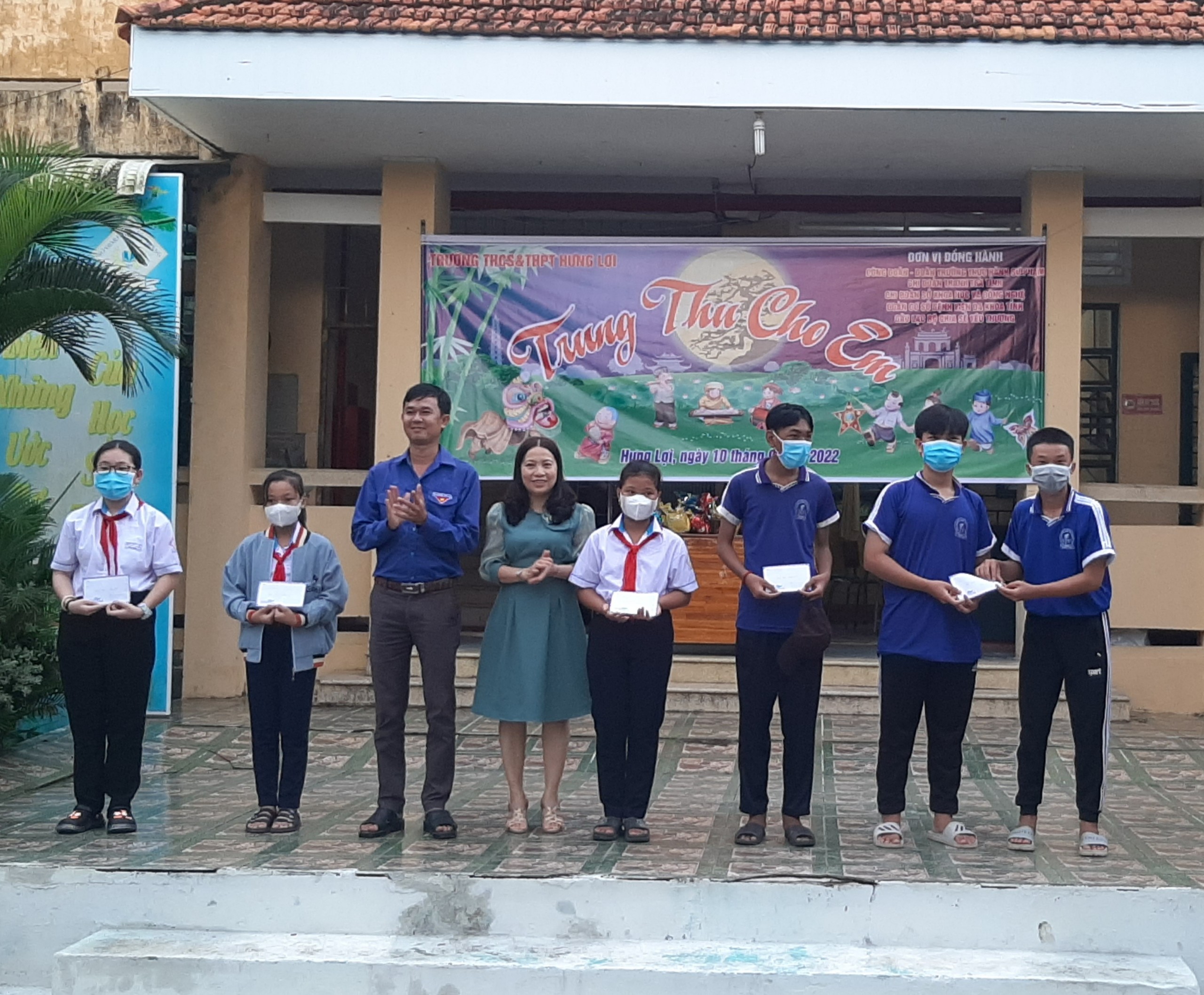 Trung Thu ấm áp cùng các em nhỏ tại trường THCS và THPT Hưng Lợi