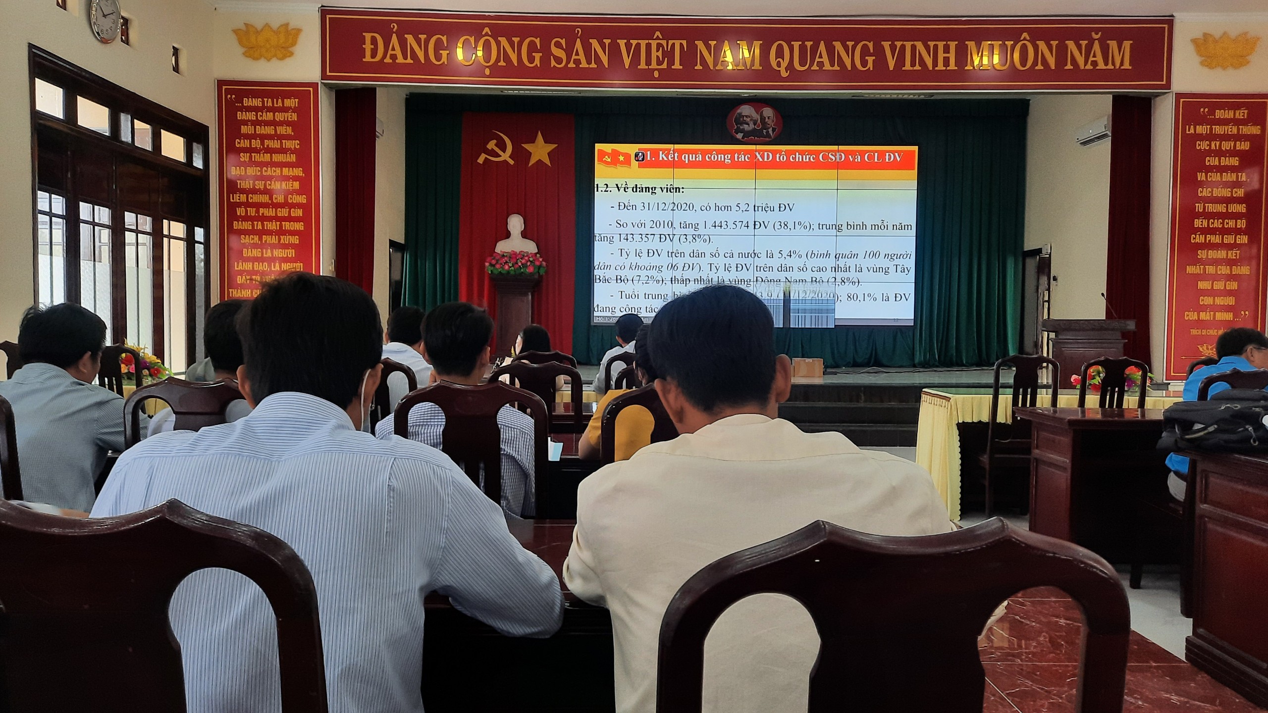 Tham gia lớp học Chính trị hè năm 2022