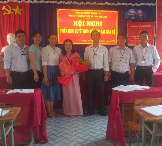 Trao quyết định của BTV Huyện uỷ cho Đ/c Bùi Thị Ngọc Đoan